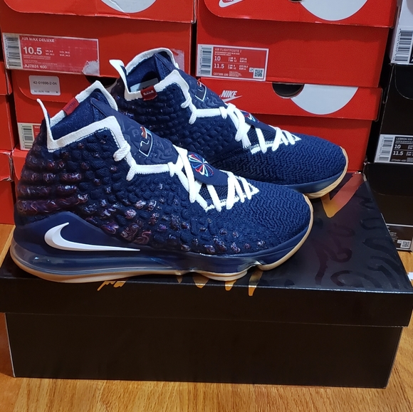 NIKE Lebron XVII- DT. Size 10 - Picture 2 of 9